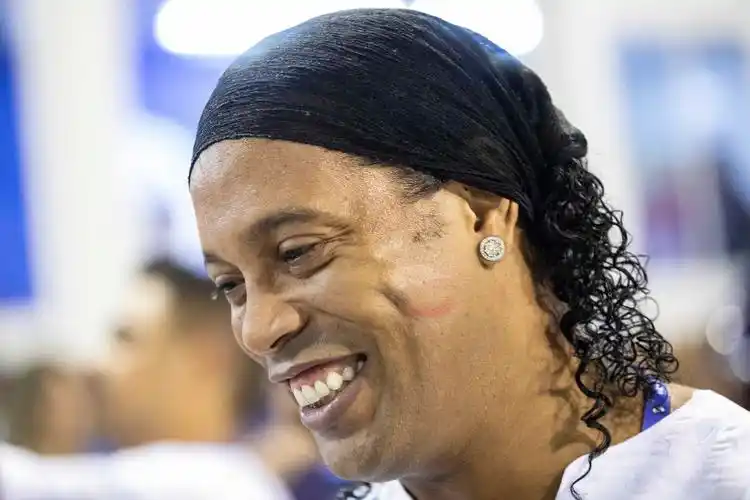 他不仅仅是 他不仅仅是